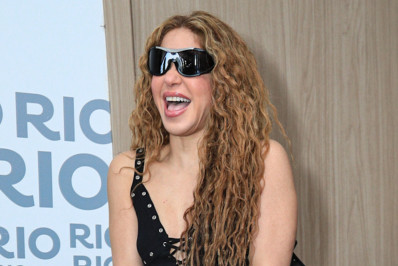 Shakira desembarca no Rio e esbanja simpatia