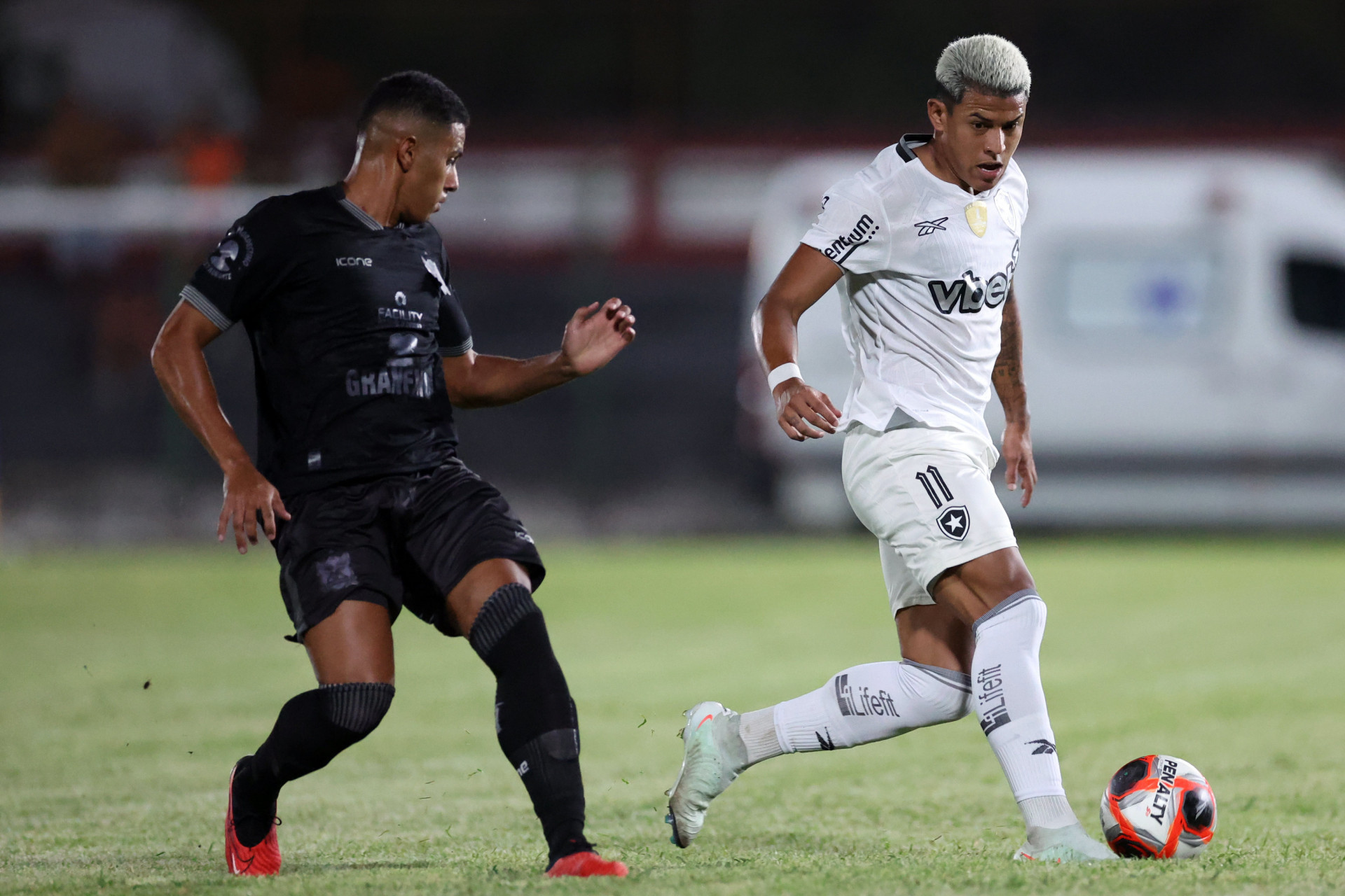 Matheus Martins em ação no duelo entre Botafogo e Nova Iguaçu - Vítor Silva/Botafogo