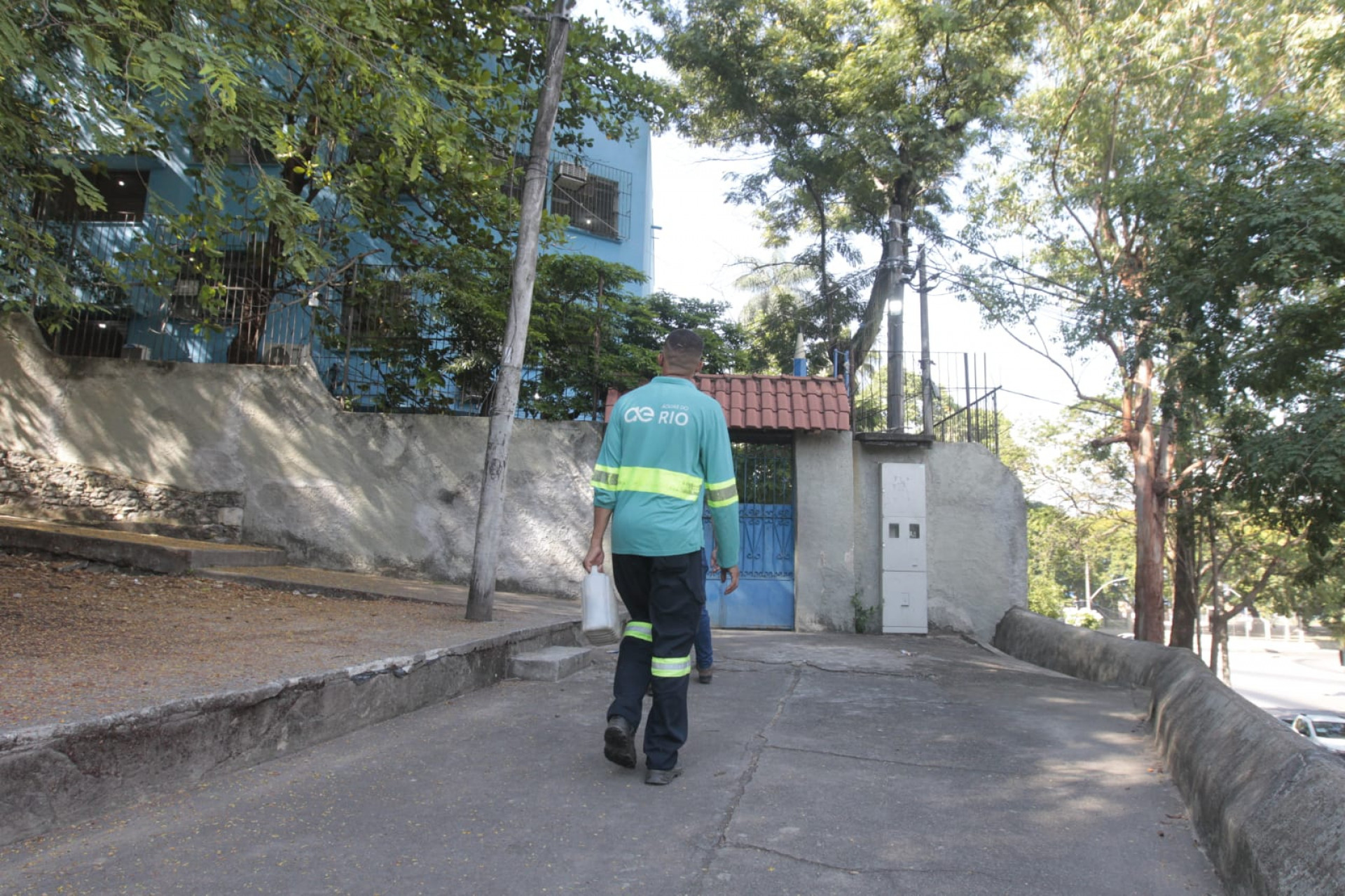 Funcionário da Águas do Rio esteve na escola nesta sexta-feira (7) - Reginaldo Pimenta / Agência O Dia