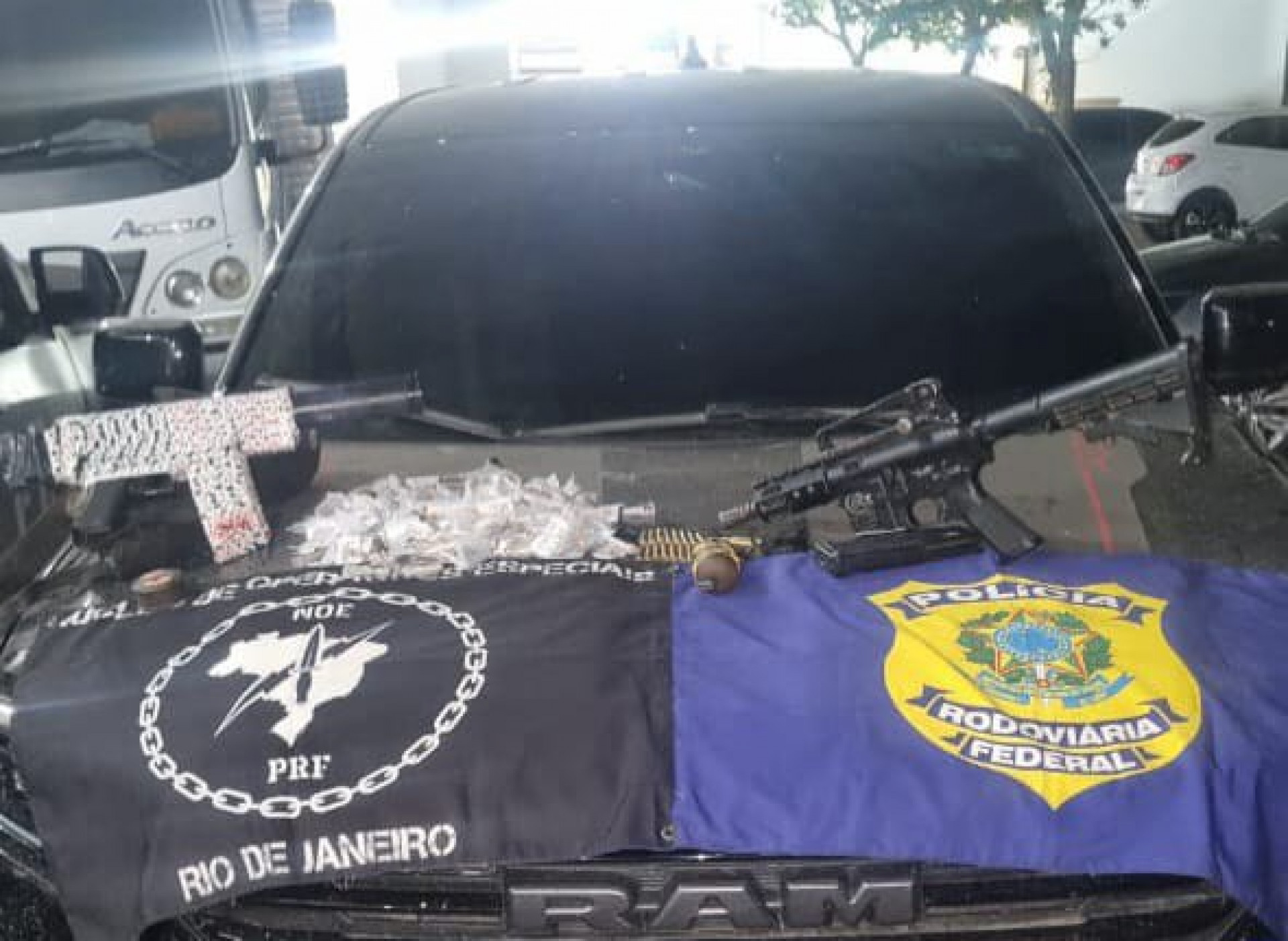 Drogas, 2 fuzis e uma granada apreendida pela PRF - Divulgação