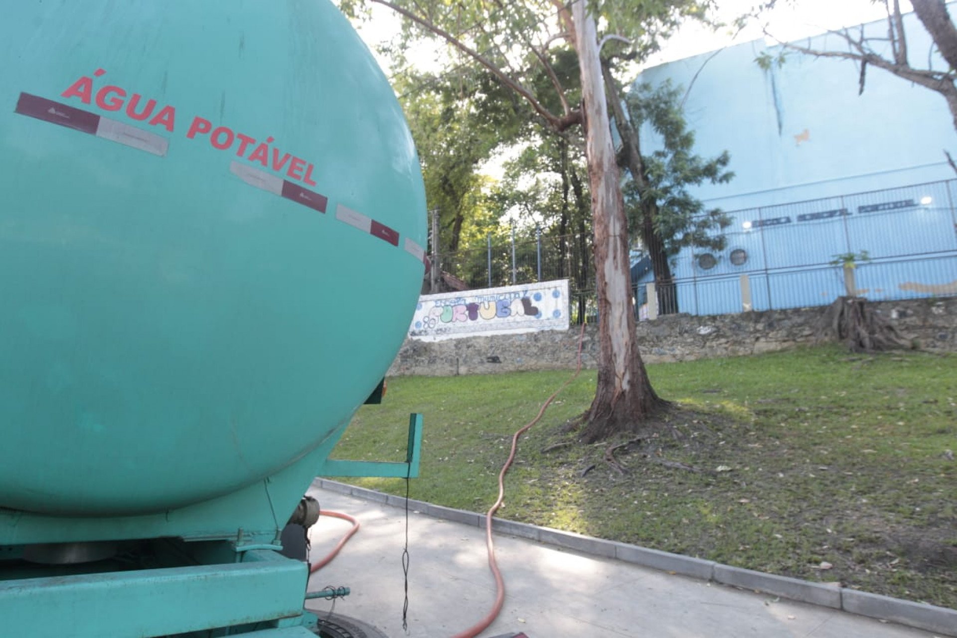 Carro-pipa abasteceu  a escola - Reginaldo Pimenta / Agência O Dia