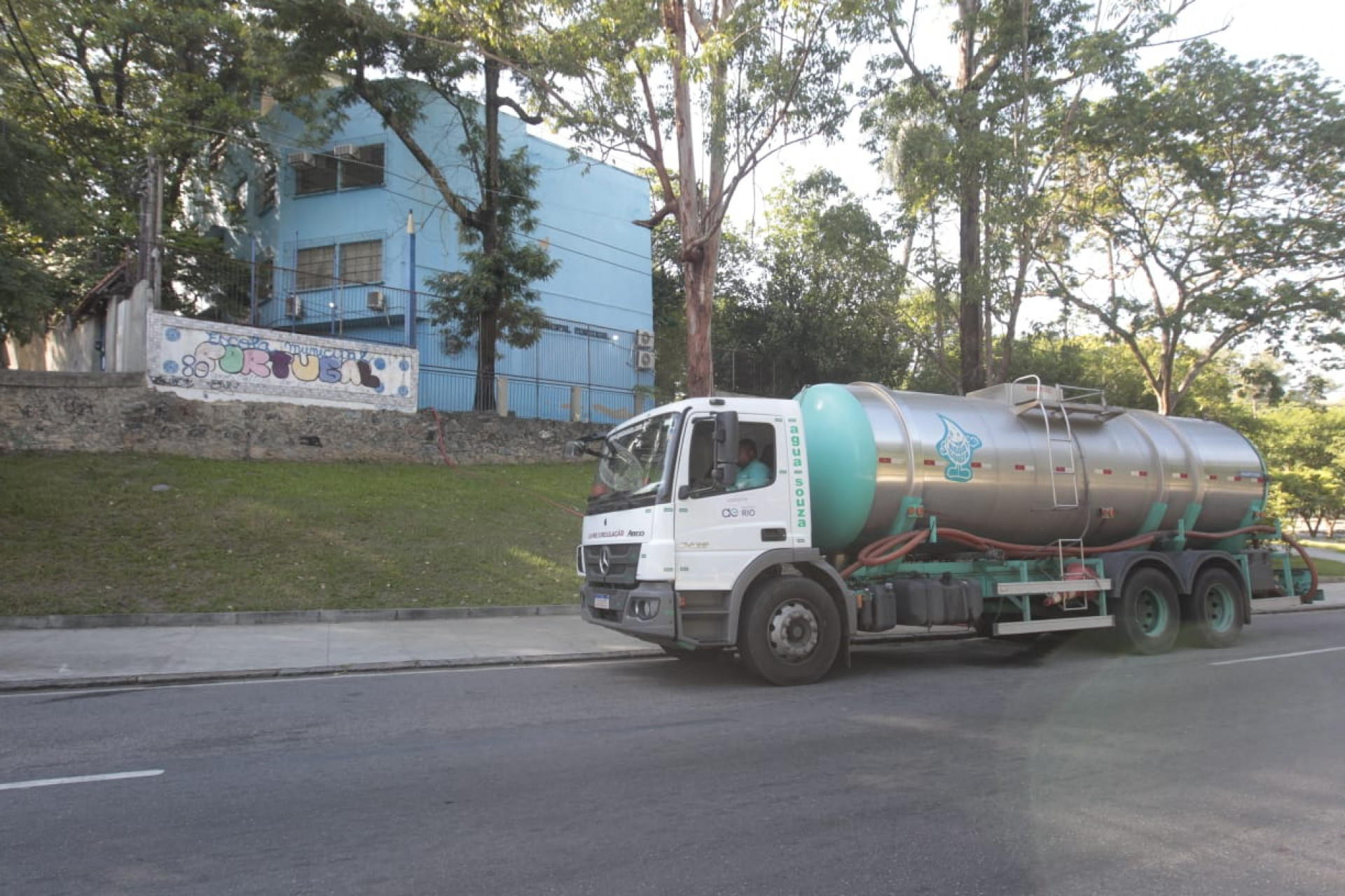 Carro-pipa abasteceu  a escola - Reginaldo Pimenta / Agência O Dia