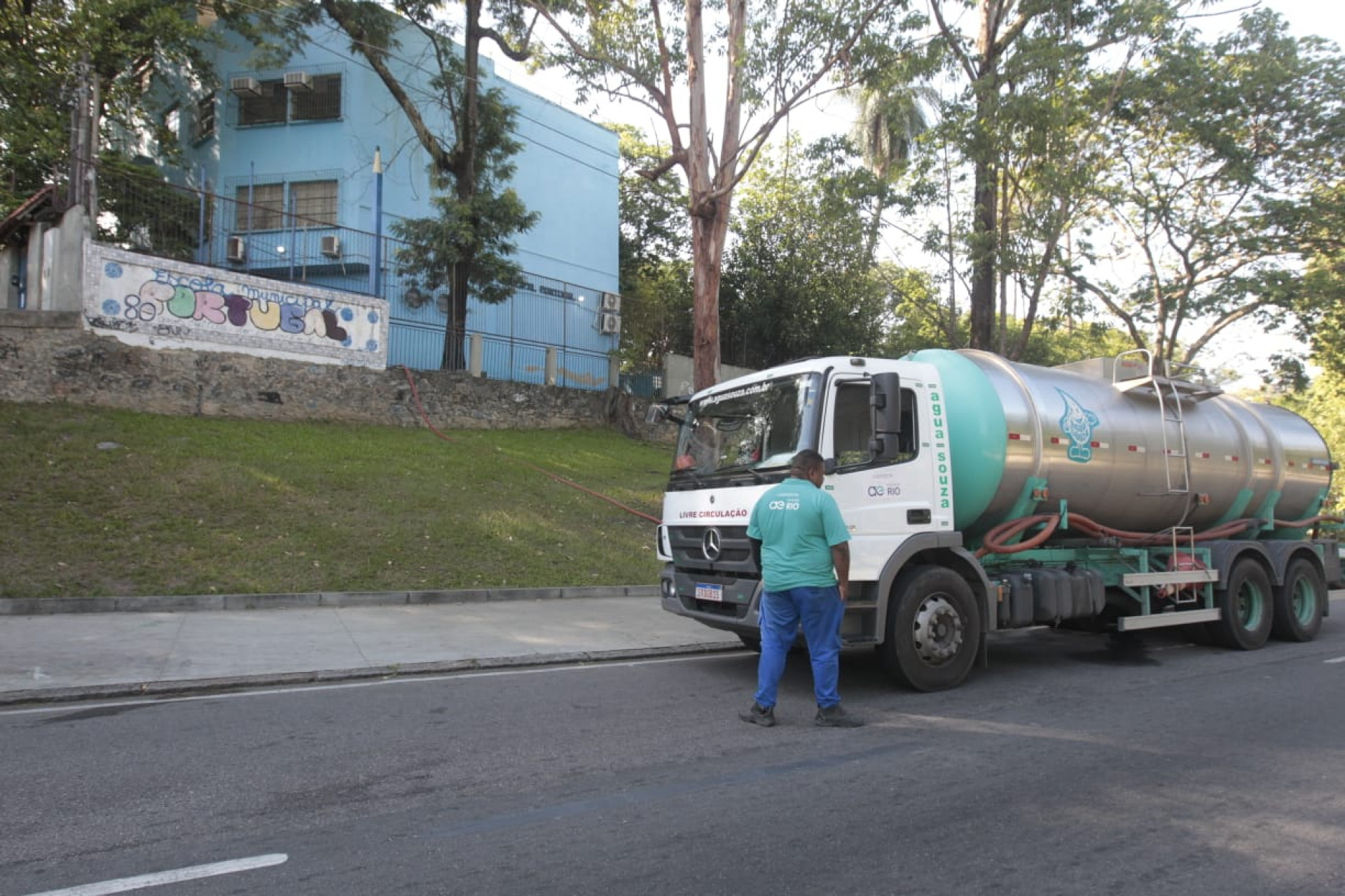 Caminh&atilde;o-pipa abastece a Escola Municipal Portugal, em S&atilde;o Crist&oacute;v&atilde;o, que est&aacute; sem aulas por falta d'&aacute;gua - Reginaldo Pimenta/Ag&ecirc;ncia O Dia
