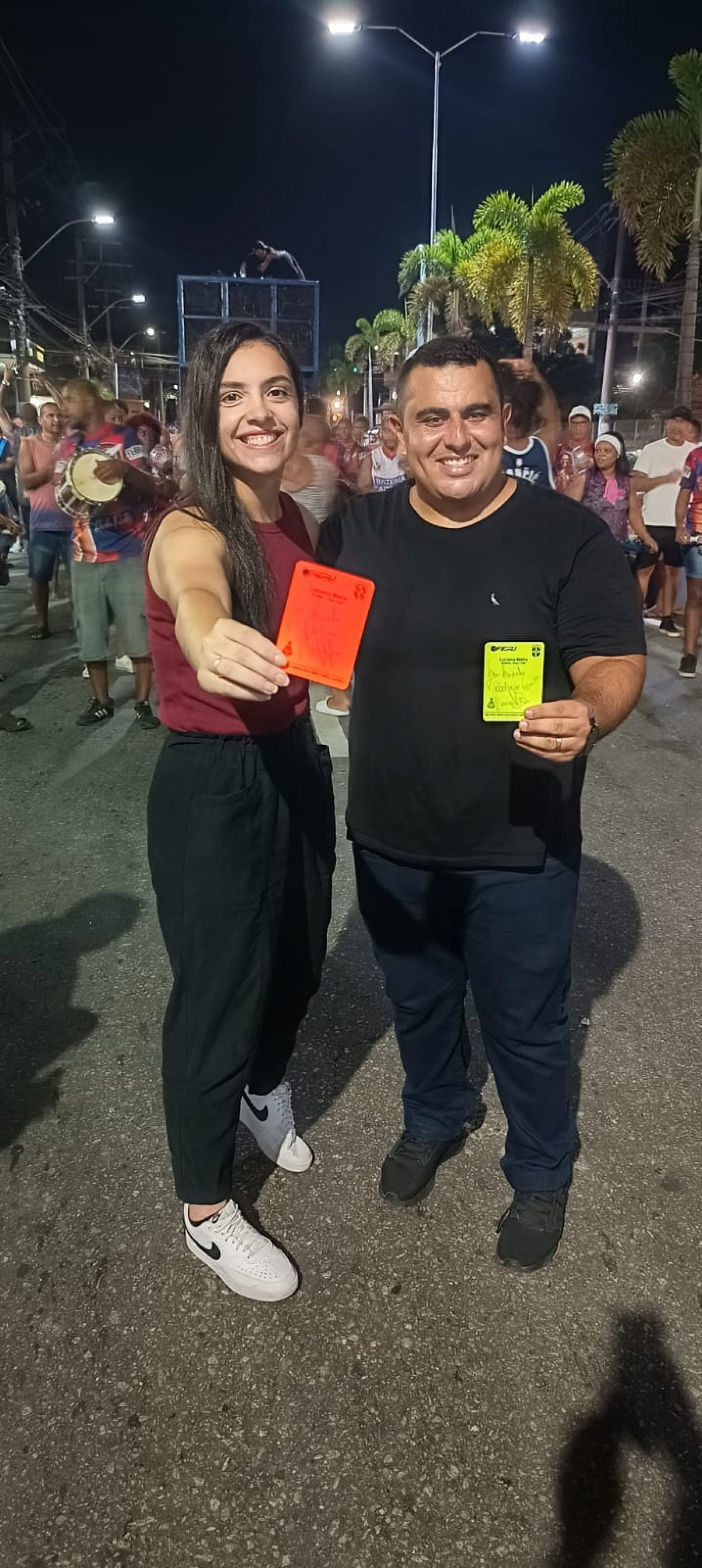 A &aacute;rbitra Luciana Mafra com o presidente de Honra, Rodrigo Gomes mostrando que os componentes da Inocentes n&atilde;o receber&atilde;o cart&otilde;es - Robert Pitanguy / Divulga&ccedil;&atilde;o