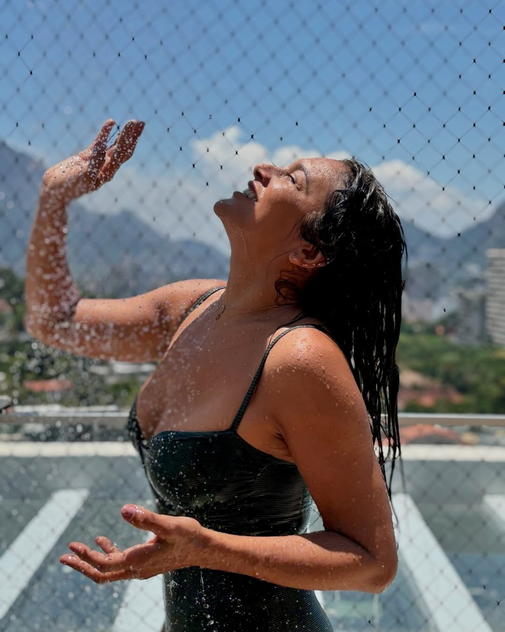 Dira Paes aliviou o calor com chuveirada - Reprodução/Instagram