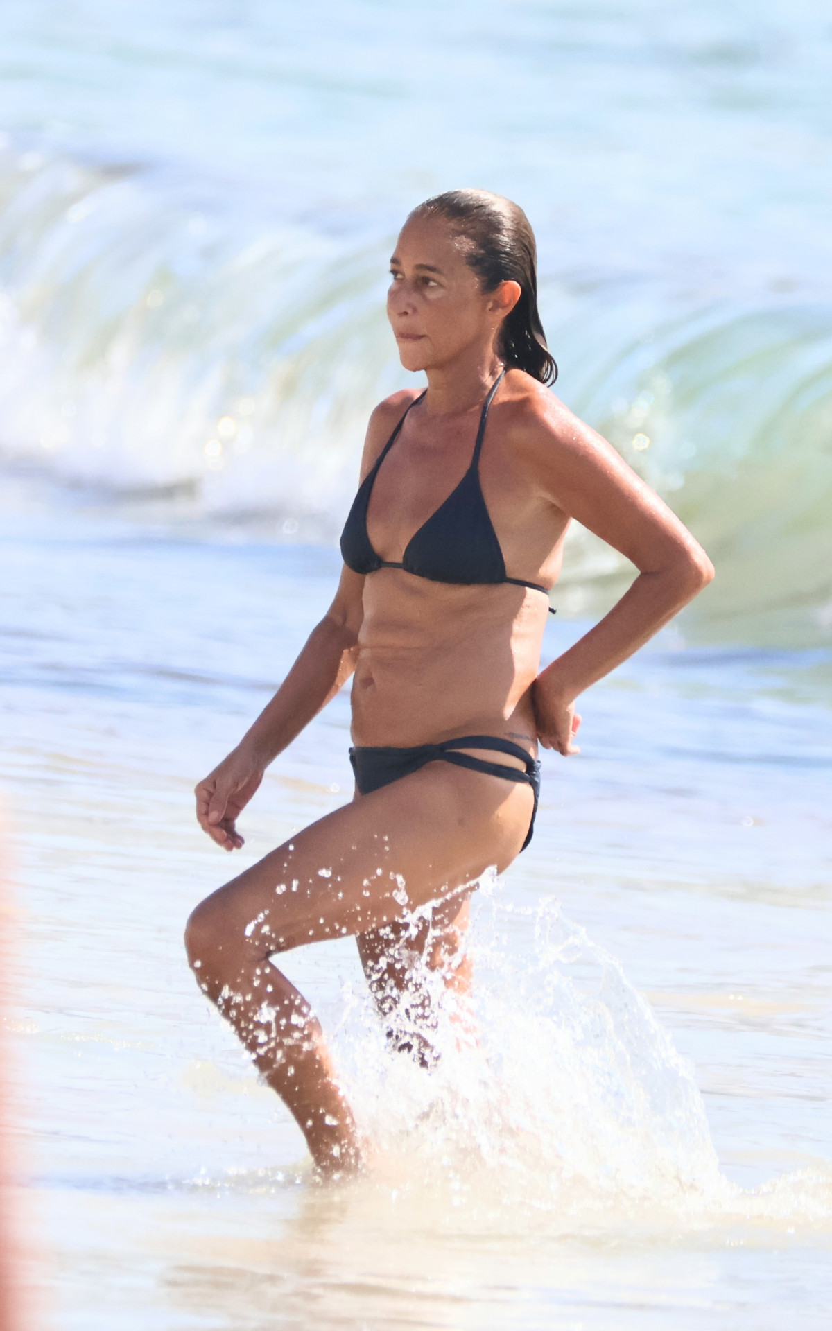 Andrea Beltrão aproveita banho de mar, na manhã deste sábado (8)