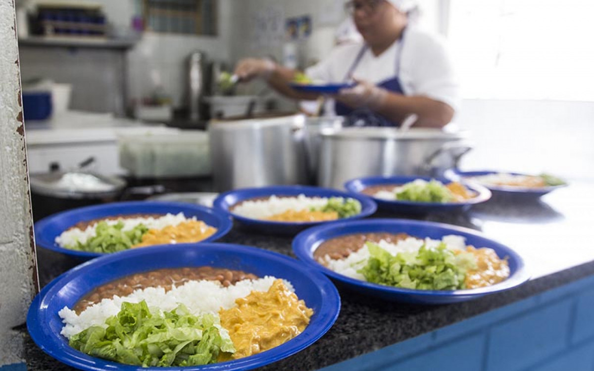 iniciativa não apenas nutre, mas também educa, promovendo hábitos alimentares mais saudáveis para as futuras gerações