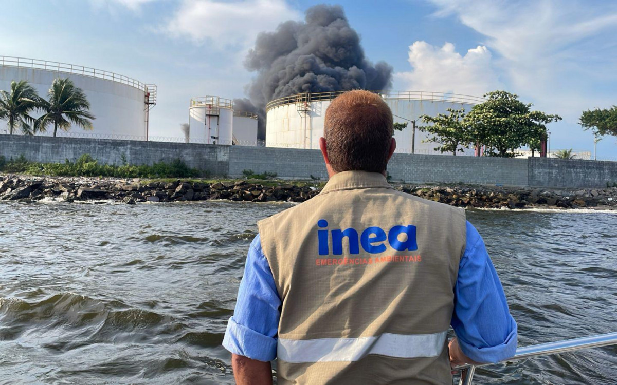 Equipes do Inea acompanharam o combate às chamas na Ilha do Governador