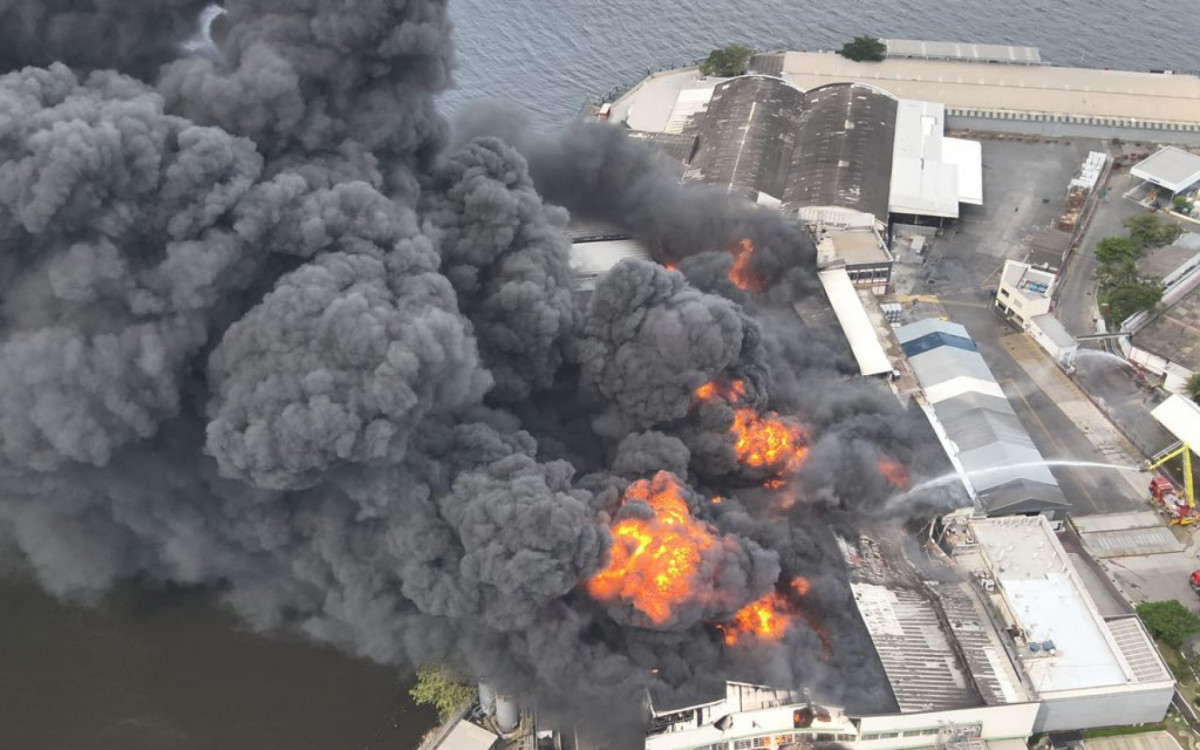 A densa fumaça causada pelas chamas pôde ser vista de diferentes pontos da região - Divulgação / Gov RJ