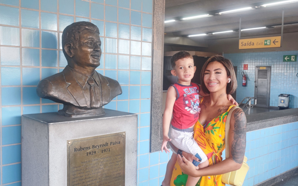 Lara Correia com o filho Vinicius. Vendedora toou conhecimento da história de Rubens Paiva com o filme e espera vitória no Oscar