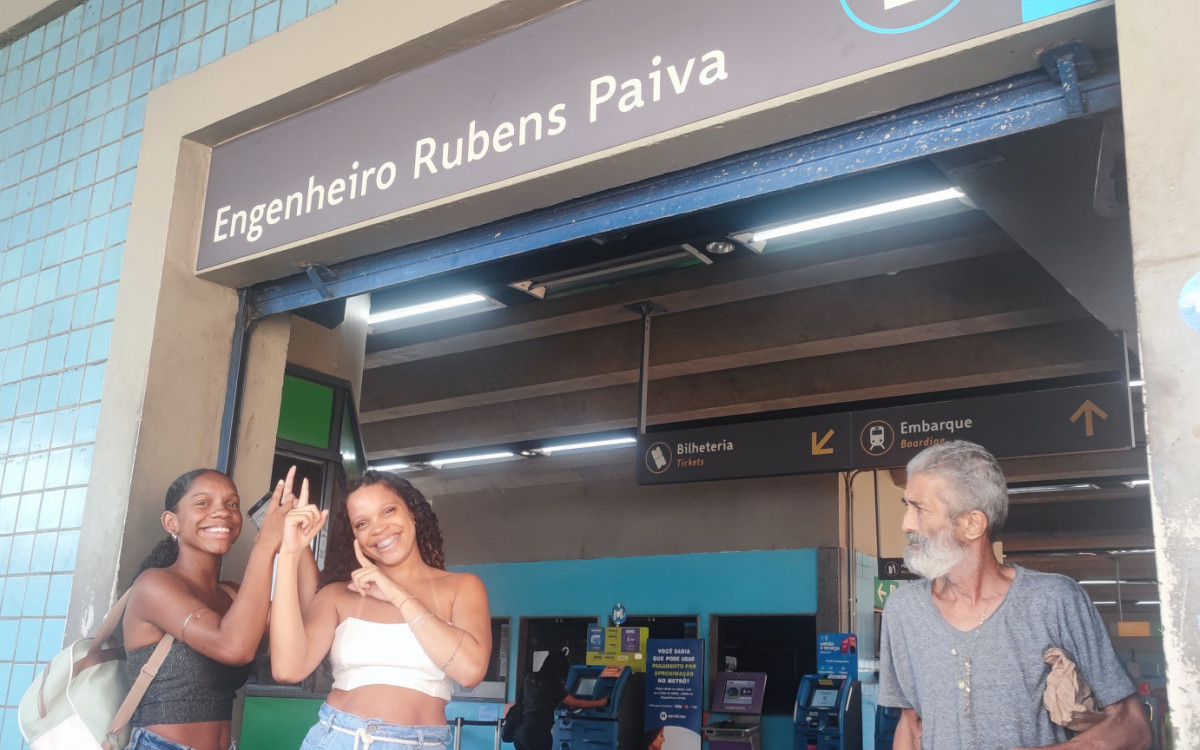 Amigas Janara e Roberta ostentam orgulho de serem vizinhas da estação