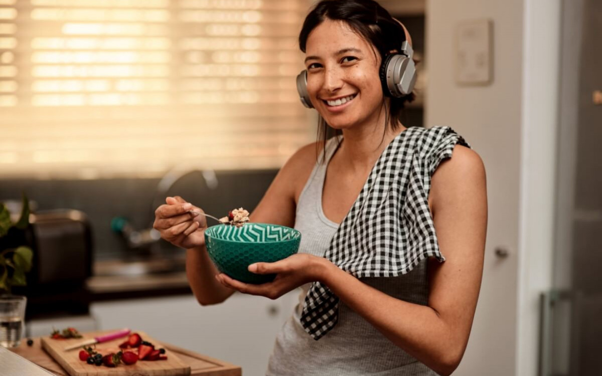 Optar por alimentos mais saud&aacute;veis &eacute; importante para ajudar a prevenir doen&ccedil;as (Imagem: PeopleImages.com - Yuri A | Shutterstock)