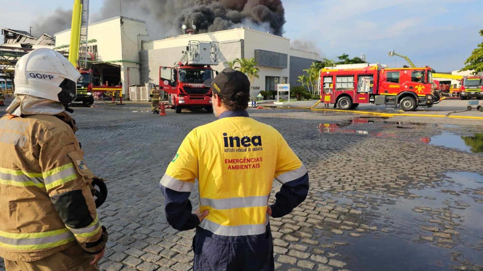 Equipes do Inea acompanharam o combate às chamas na Ilha do Governador - Divulgação/Governo do Rio