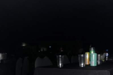 Público passa sufoco após mais de duas horas sem luz na Via Music Hall: 'Caos e descaso'