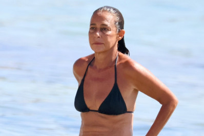 Andrea Beltrão se refresca das altas temperaturas em banho de mar