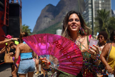 Foliões apostam em fantasias leves, água e leques para curtir o Chame Gente na Zona Sul