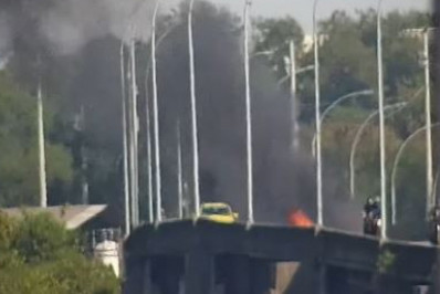 Carro pega fogo e trânsito é interditado na Linha Vermelha