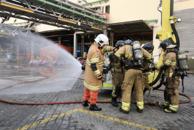 Bombeiros atuam no rescaldo do incêndio que atingiu fábrica de óleo na Ilha do Governador