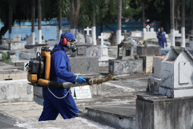 Vigilância Ambiental de São Gonçalo faz combate a mosquitos nos cemitérios