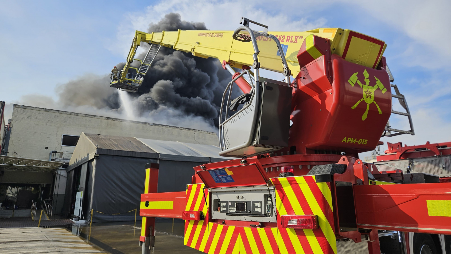 Bombeiros controlaram o incêndio de grandes proporções que atingiu a fábrica de óleo da Moove - Divulgação/Governo do Rio