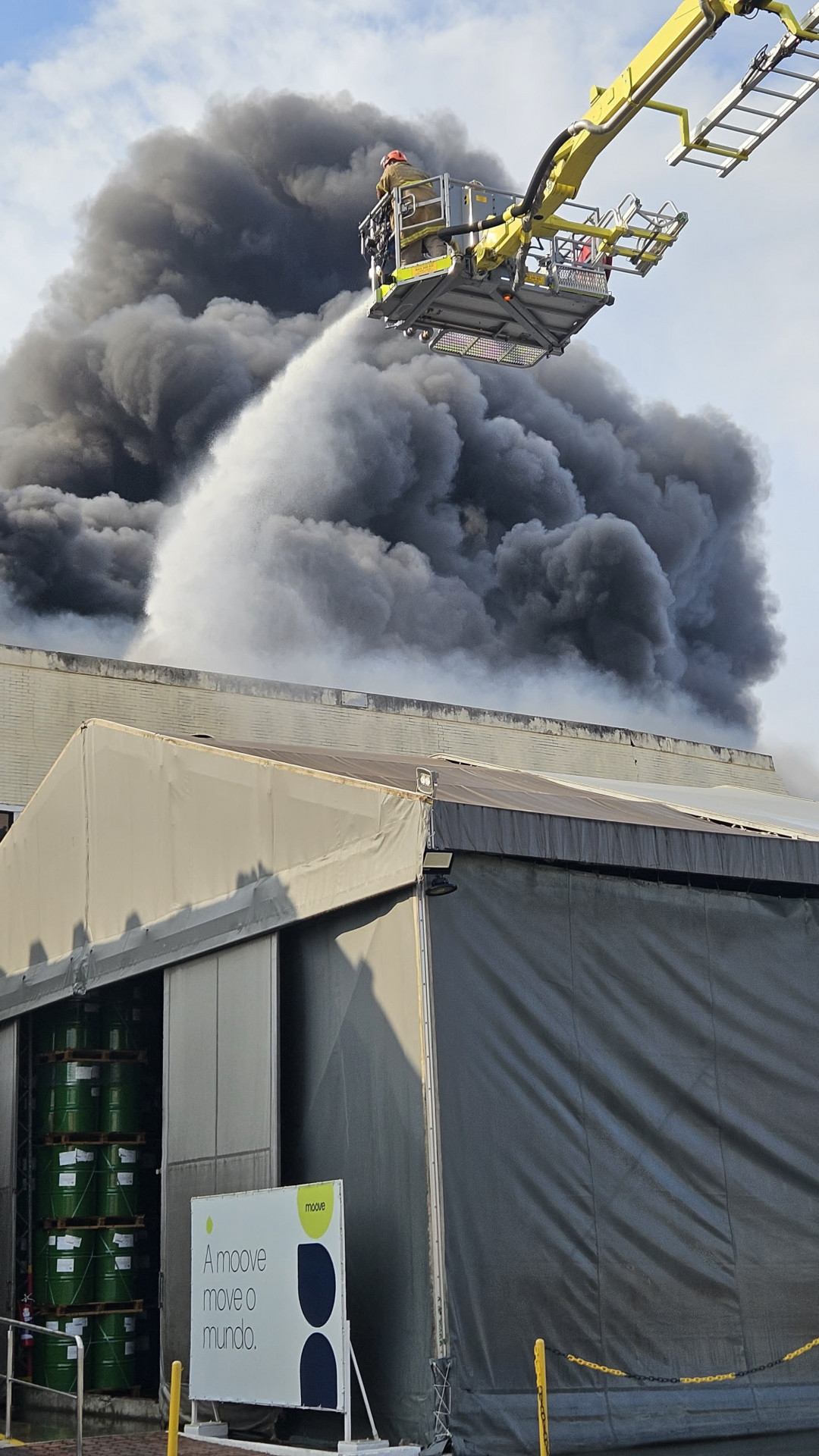 Incêndio de grandes proporções atingiu a fábrica de óleo da Moove na Ilha do Governador - Divulgação/Governo do Rio