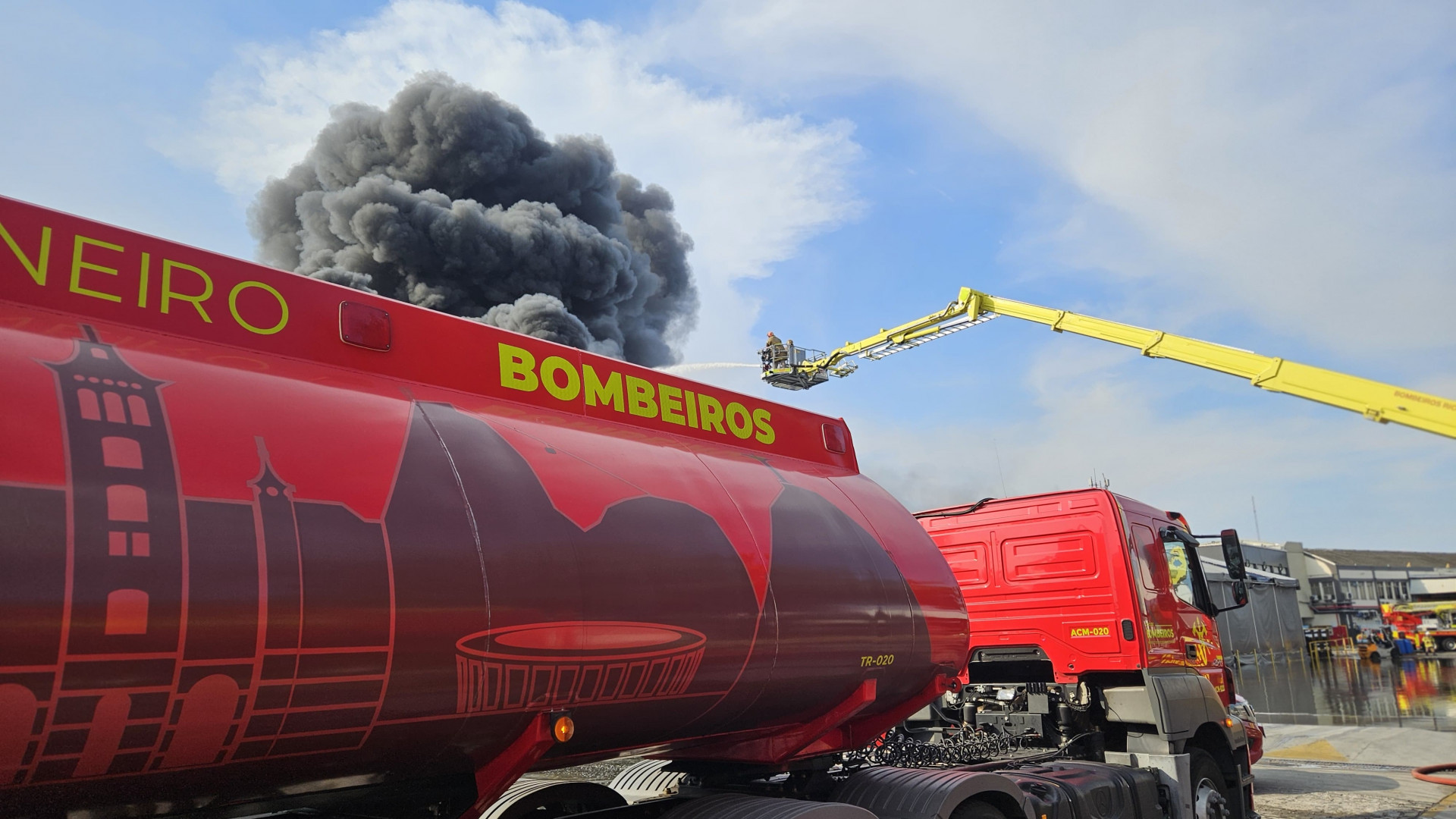 Incêndio de grandes proporções atingiu a fábrica de óleo da Moove na Ilha do Governador - Divulgação/Governo do Rio