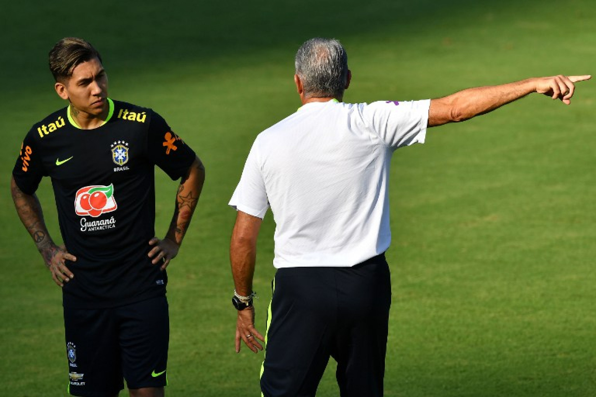 Roberto Firmino conta em seu livro sobre sua decep&ccedil;&atilde;o com Tite, ex-treinador do Flamengo - Divulga&ccedil;&atilde;o Internet