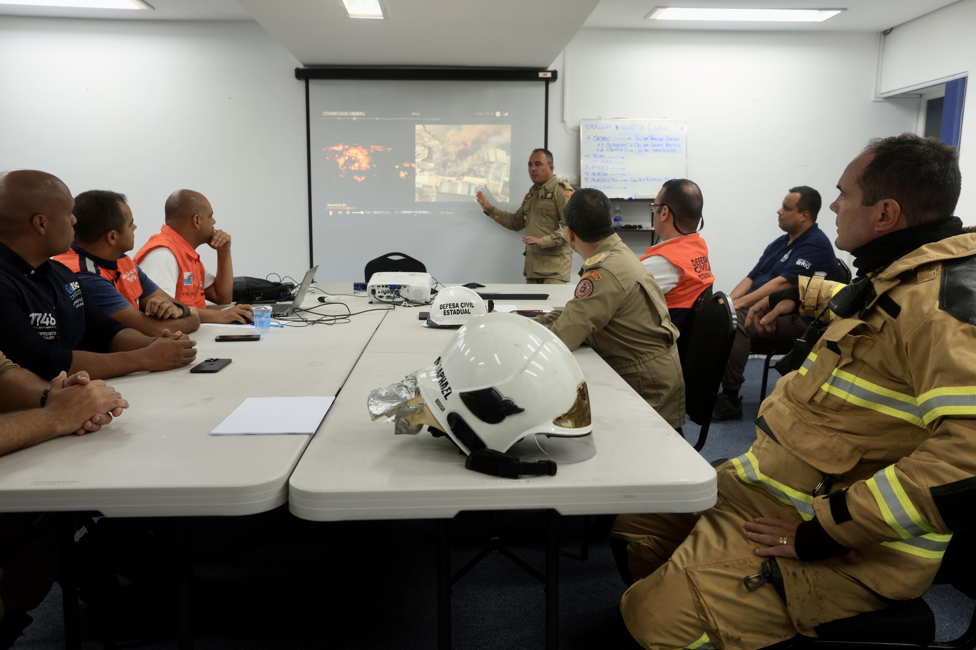 Bombeiros controlaram o incêndio de grandes proporções que atingiu a fábrica de óleo da Moove - Divulgação/Governo do Rio