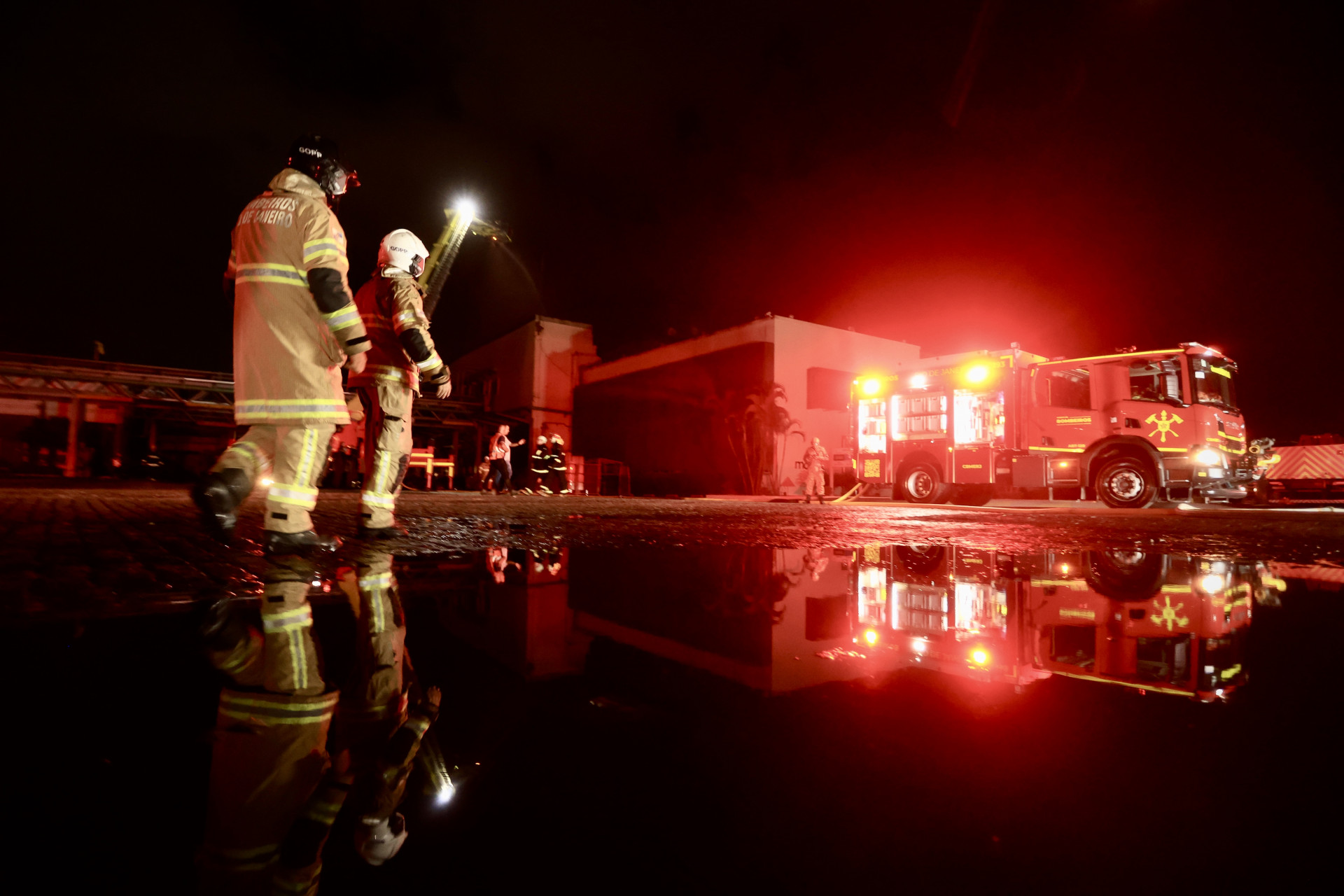 Bombeiros controlaram o incêndio de grandes proporções que atingiu a fábrica de óleo da Moove - Divulgação/Governo do Rio