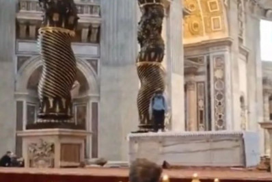 Vídeo: Homem é preso após invadir Basílica de São Pedro e quebrar objetos
