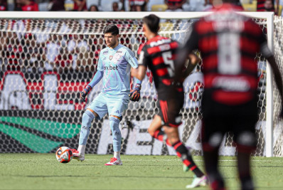 Goleiro do Flamengo, Rossi critica bola do Carioca: 'Fica difícil'