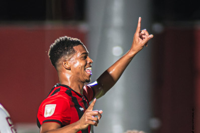 Emprestado pelo Flamengo, Carlinhos marca em estreia pelo Vitória: 'Muita alegria'