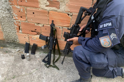 Homem é preso com fuzil, munições e granadas dentro de carro na Baixada