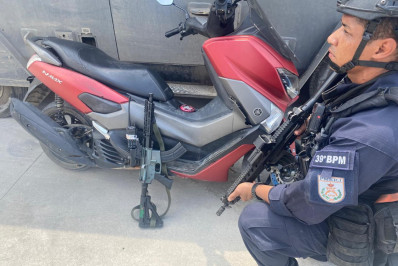 PM apreende fuzil, munições e motocicleta roubada em Belford Roxo