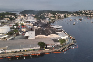 Resíduos oleosos são encontrados na Baía de Guanabara após incêndio em fábrica na Ilha