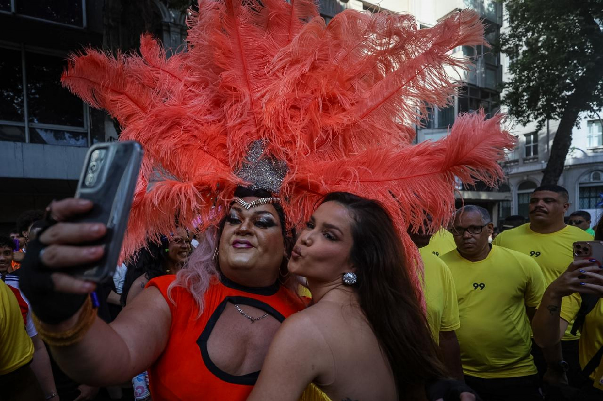 Juliete tirou fotos com f&atilde;s durante bloco do Pabllo Vittar - Renan Areias / Ag&ecirc;ncia O DIA