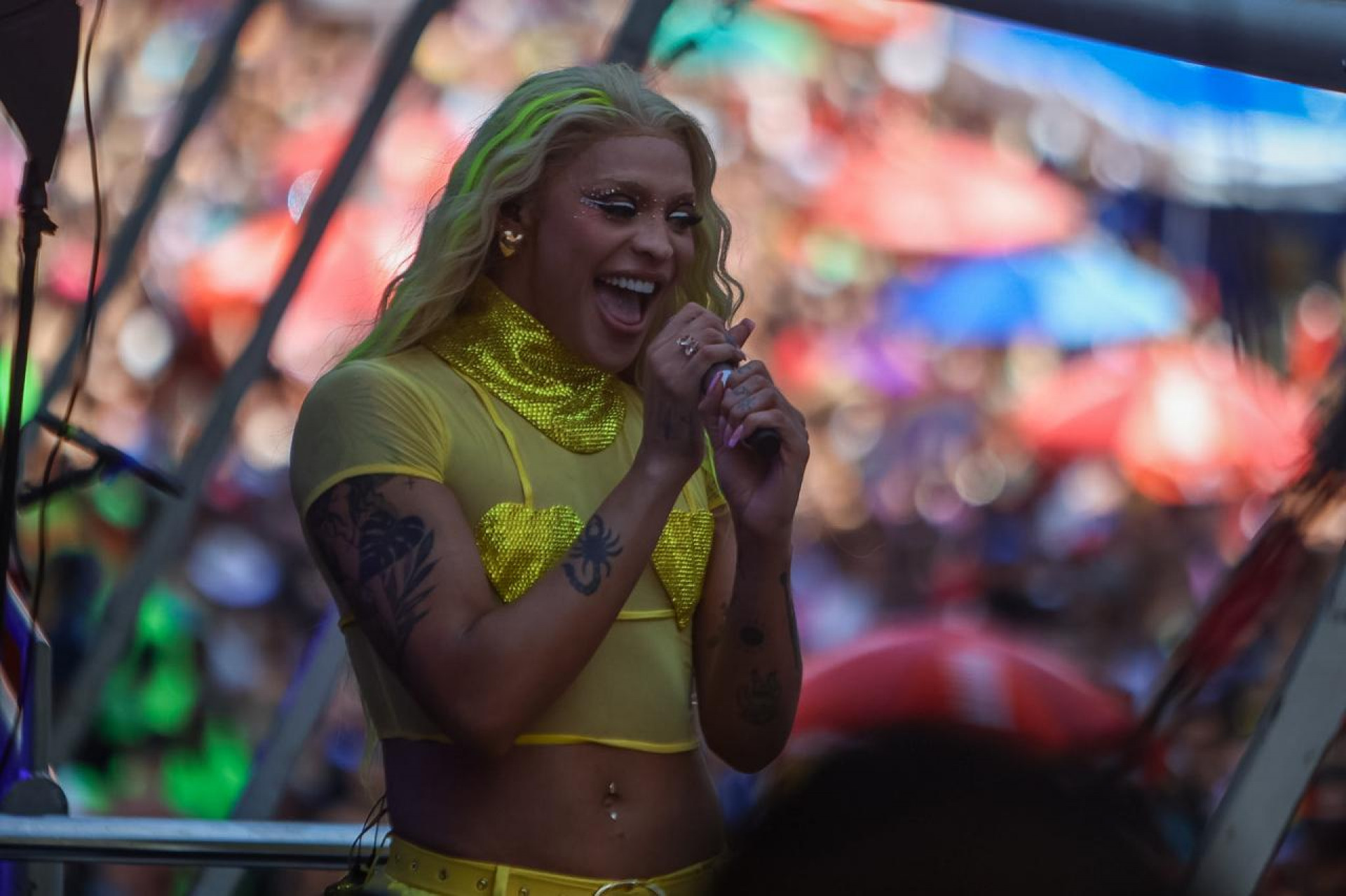 Pabllo Vittar re&uacute;ne multid&atilde;o em bloco no Centro do Rio - Renan Areias / Ag&ecirc;ncia O DIA