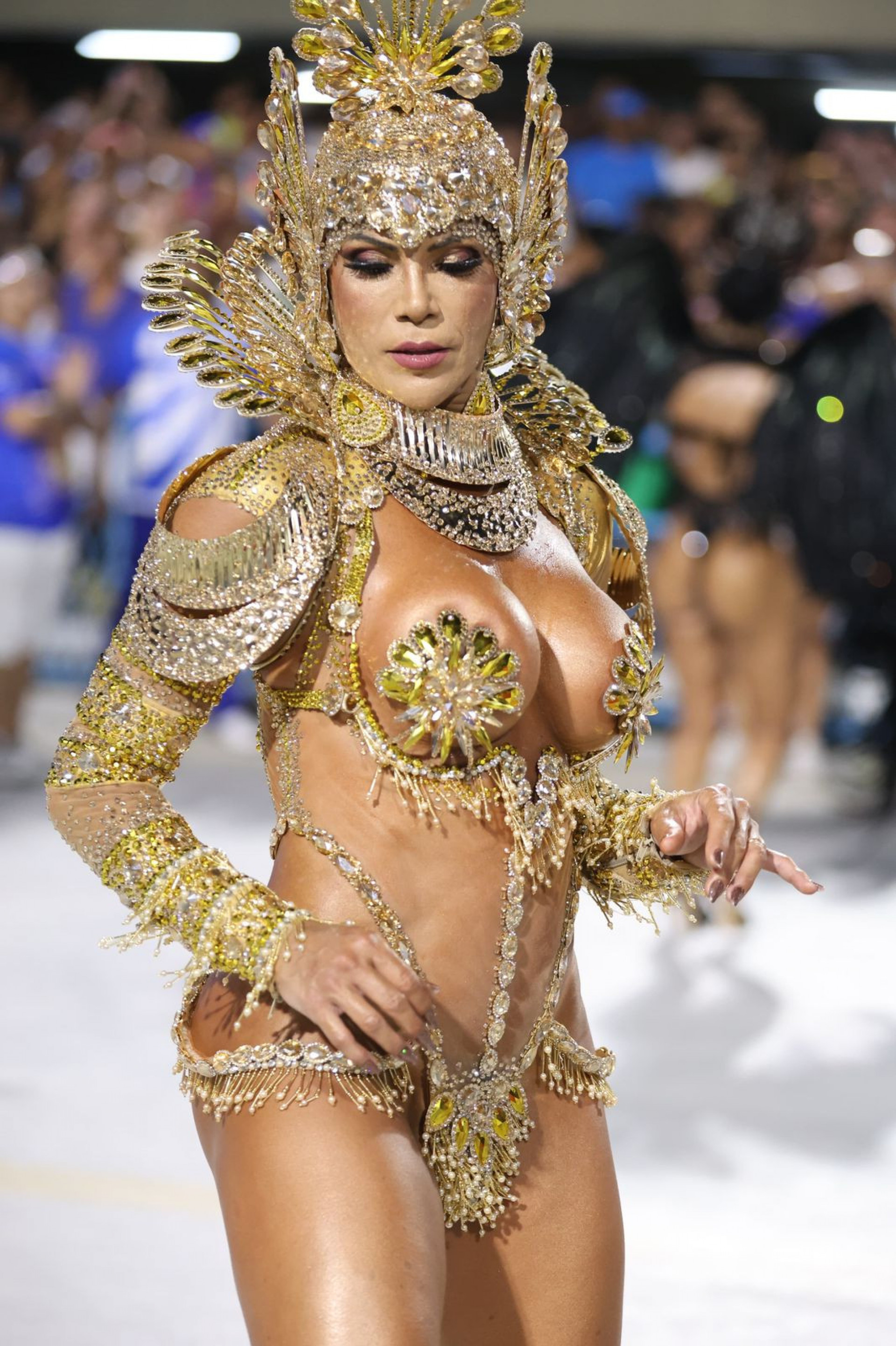 Musa da Portela, Alice Alves, arrasa com look dourado e 55 mil cristais no ensaio técnico - Daniel Pinheiro / divulgação