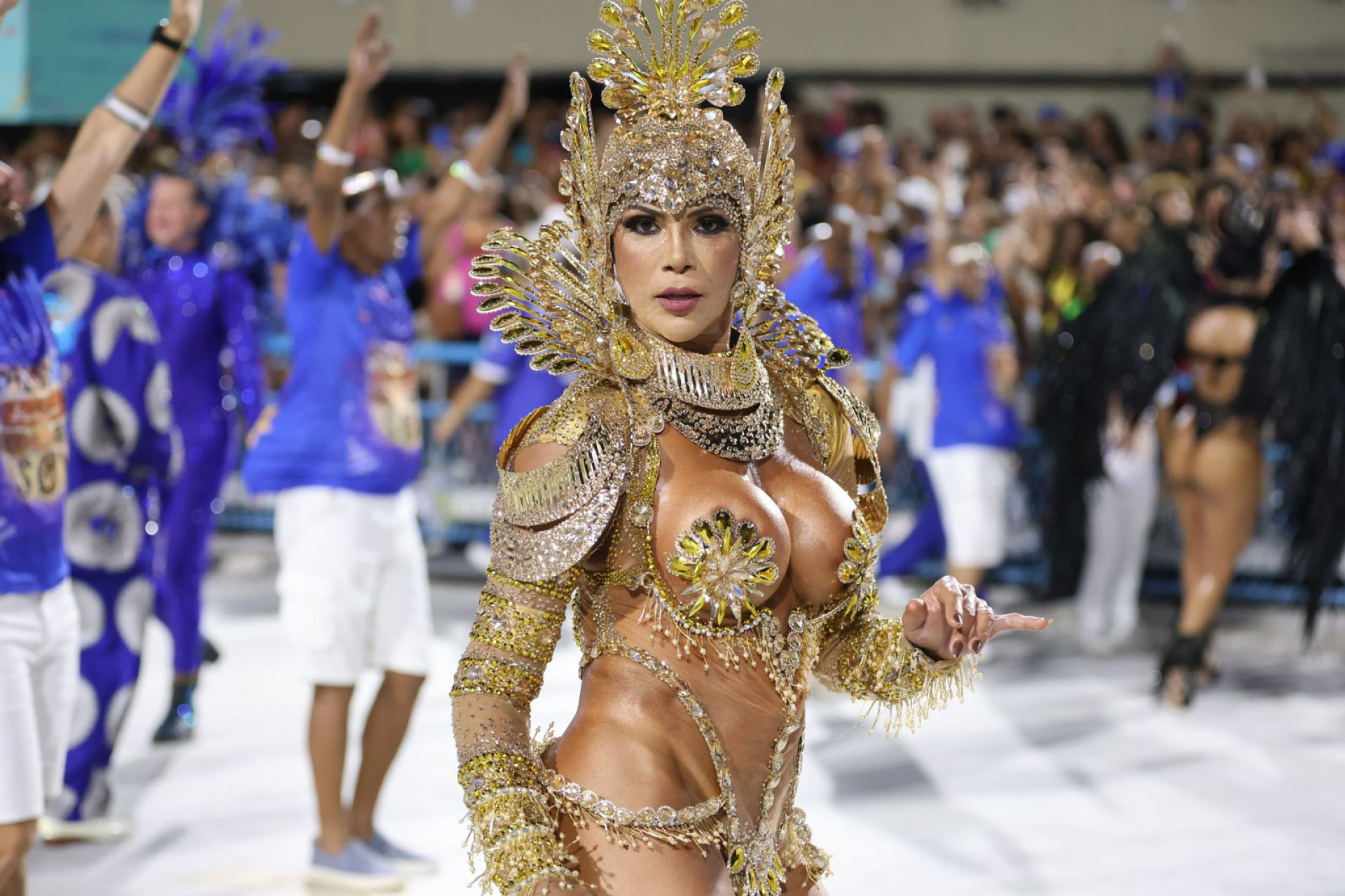 Musa da Portela, Alice Alves, arrasa com look dourado e 55 mil cristais no ensaio técnico - Daniel Pinheiro / divulgação