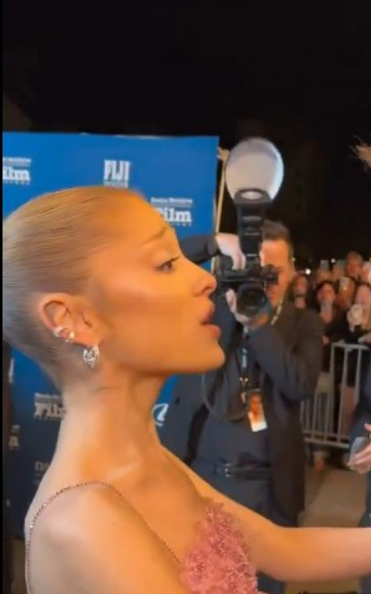 Ariana Grande e Fernanda Torres se encontram no Festival de Cinema de Santa Bárbara - Reprodução/X