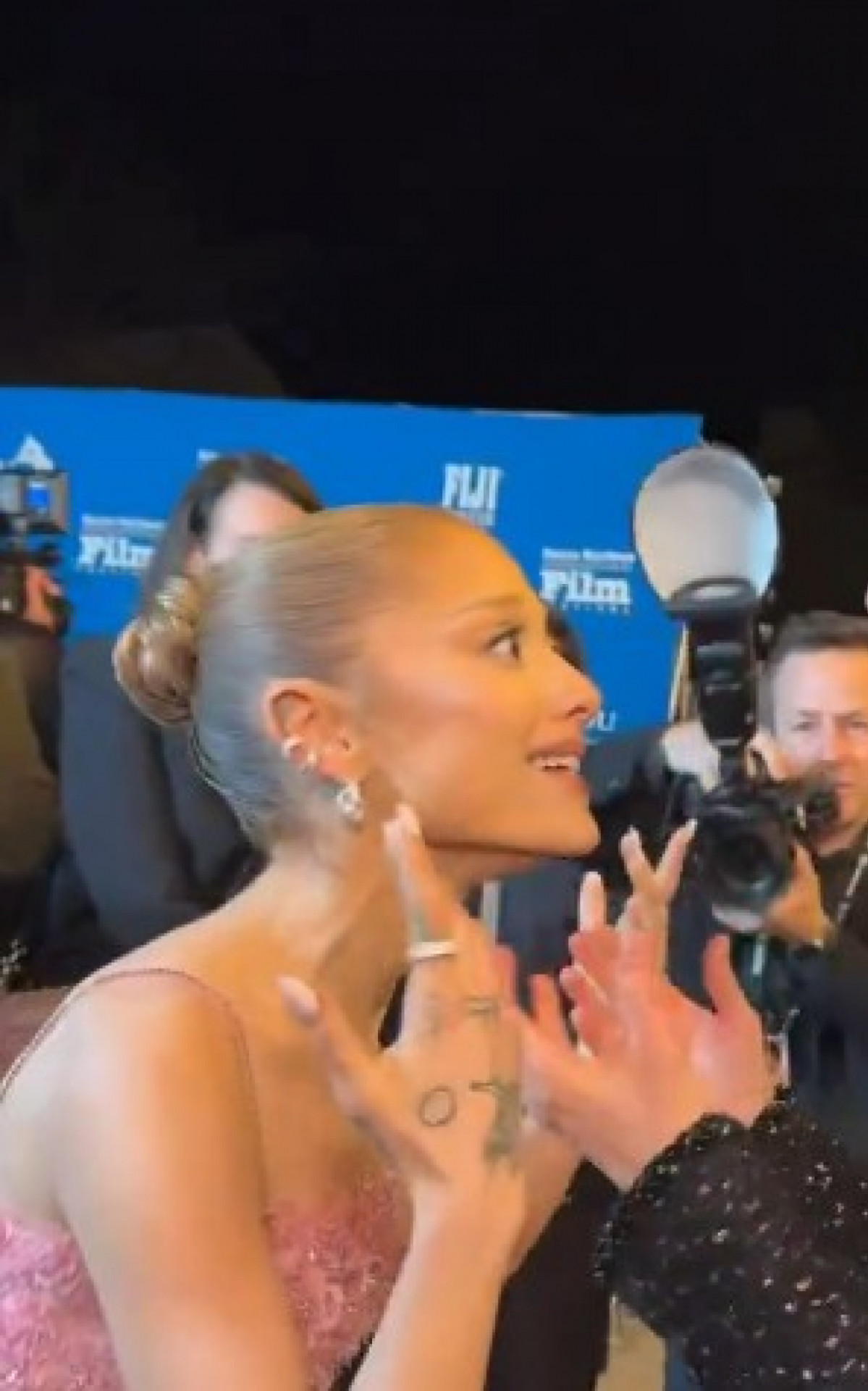 Ariana Grande e Fernanda Torres se encontram no Festival de Cinema de Santa Bárbara - Reprodução/X