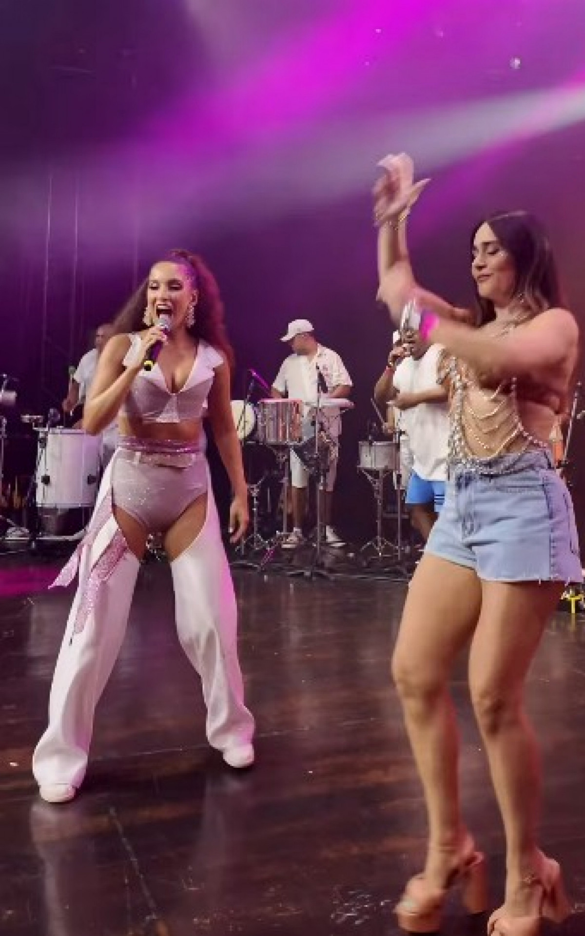 Alessandra Negrini se diverte no ensaio do bloco Acadêmicos do Baixo Augusta
 - Reprodução/Instagram