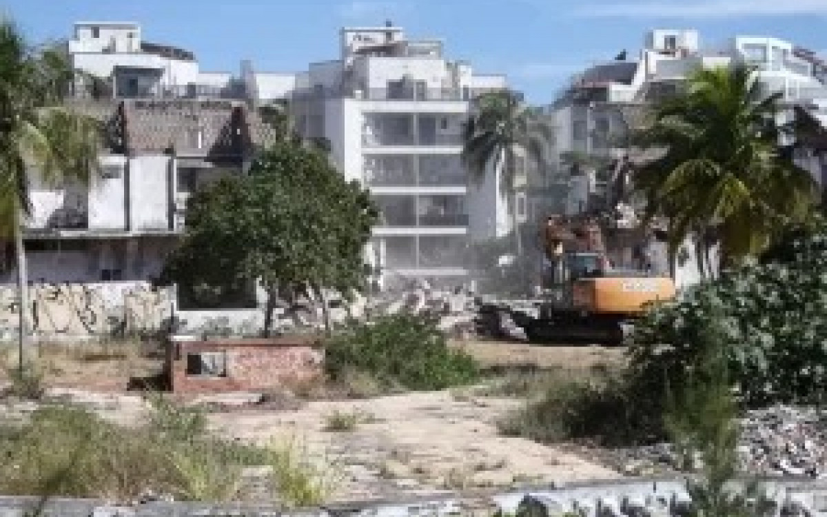 Demolição das ruínas do antigo Hotel Acapulco