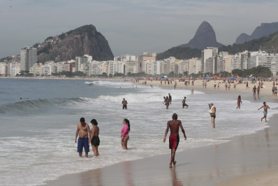 Homem desaparece no mar do Leme após resgatar jovem