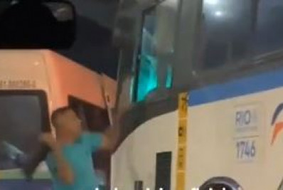 Vídeo: Briga entre motoristas de van e ônibus termina com janela e retrovisor quebrados