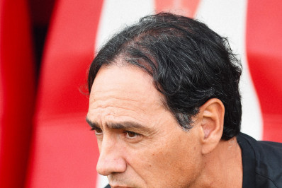 Clube anuncia retorno de treinador sete semanas após demiti-lo