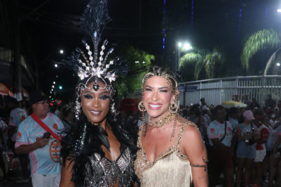 Erika Januza e Lorena Improta participam do ensaio de rua da Unidos do Viradouro