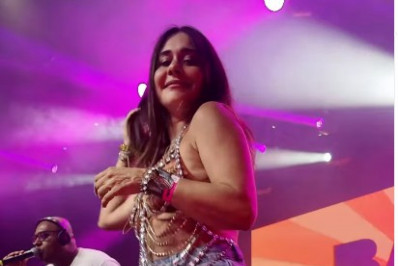 De shortinho jeans, Alessandra Negrini dança no palco do ensaio do bloco Baixo Augusta
