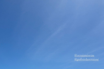 Sasha Meneghel dá ajeitadinha em biquíni em dia de praia 