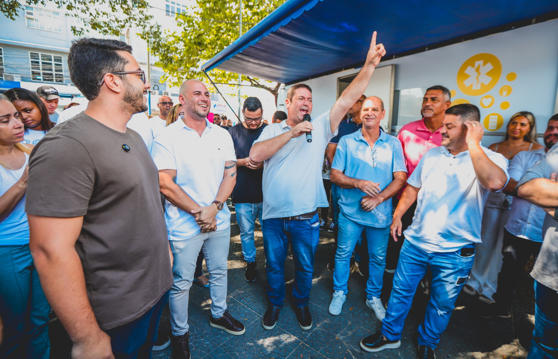 O prefeito L&eacute;o Vieira (centro) participou da entrega do novo trailer do Consult&oacute;rio na Rua, localizado na Pra&ccedil;a da Matriz - Gilberto Rocha